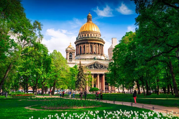 Исаакиевский собор весной