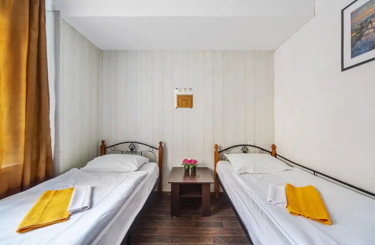 Две кровати