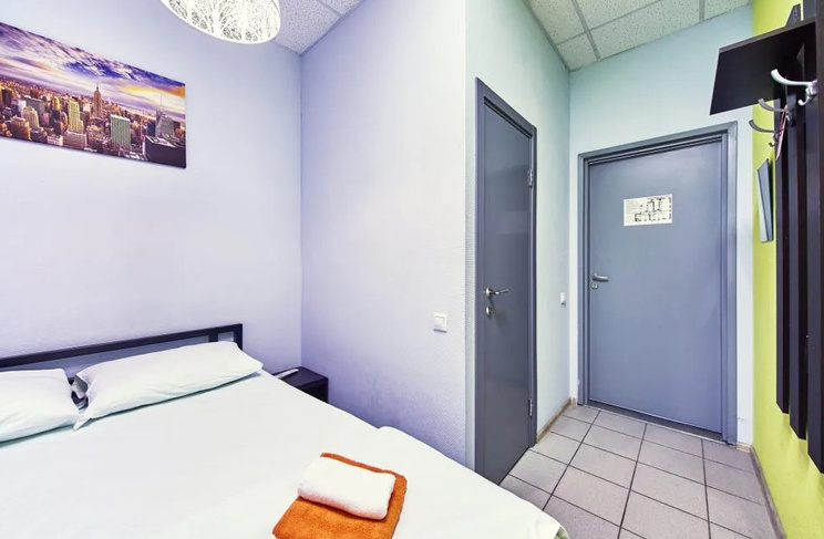 Входная дверь и кровать