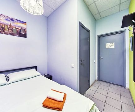 Входная дверь и кровать