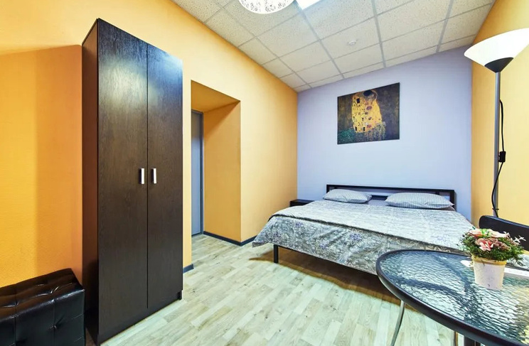 Шкаф и двухместная кровать