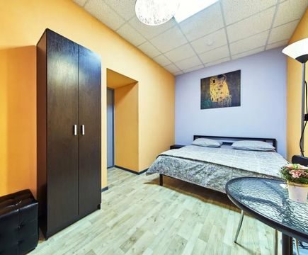 Шкаф и двухместная кровать