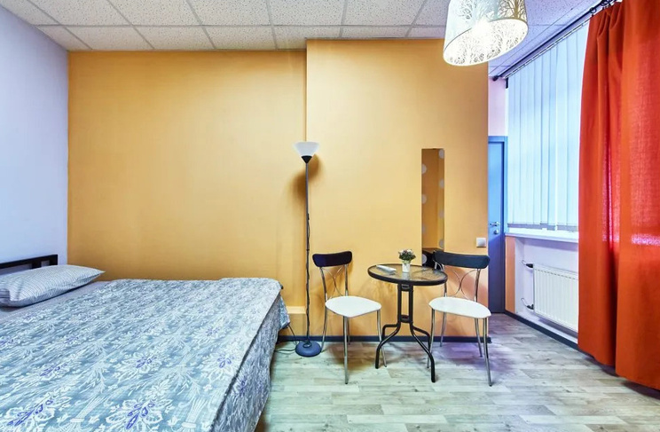 Кровать и стол