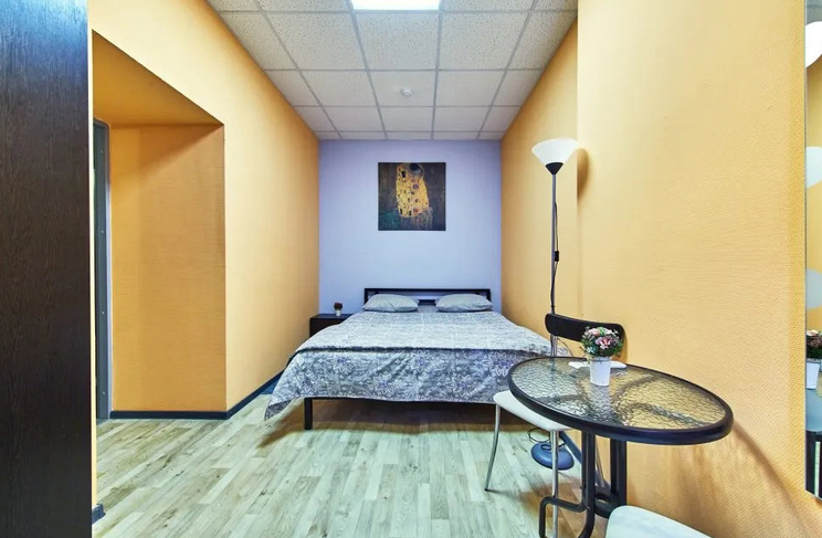 Кровать и стол