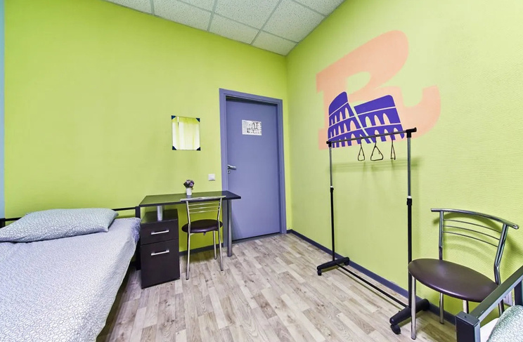 Входная дверь и кровать