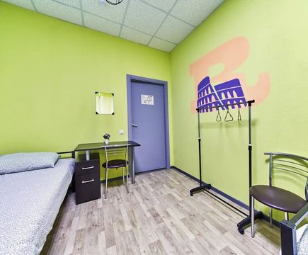 Входная дверь и кровать