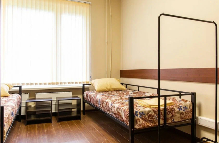 Кровати и тумбочки