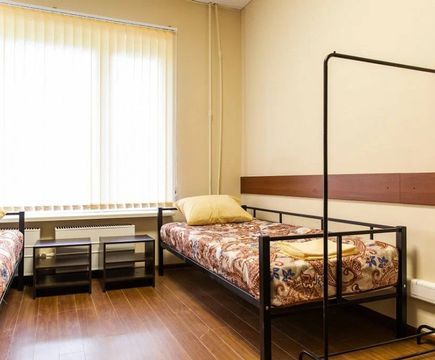 Кровати и тумбочки