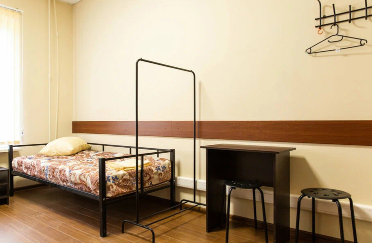 Кровать и стол