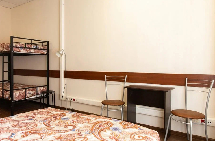 Кровати, стол и стулья