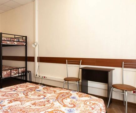 Кровати, стол и стулья