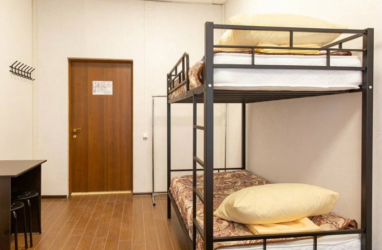 Двухэтажная кровать и вход