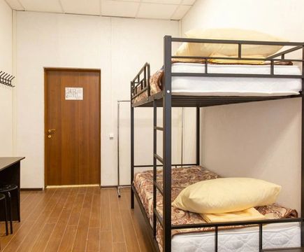 Двухэтажная кровать и вход