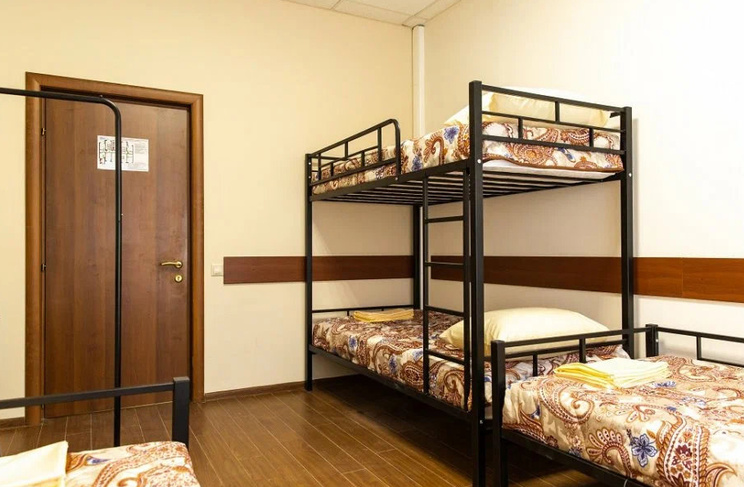 Вход и двухэтажная кровать