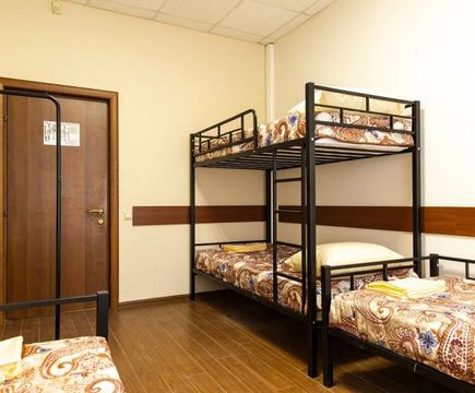 Вход и двухэтажная кровать