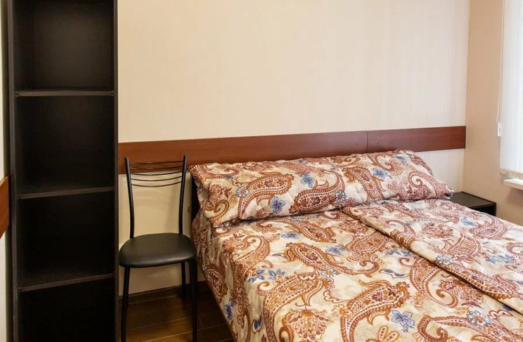 Двухместная кровать и шкаф