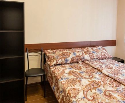 Двухместная кровать и шкаф