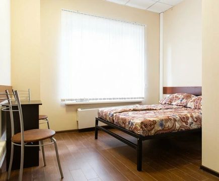 Кровать, стол и стулья