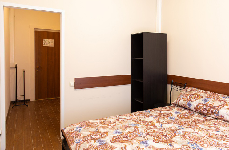 Кровать и шкаф