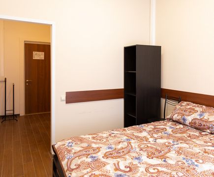 Кровать и шкаф