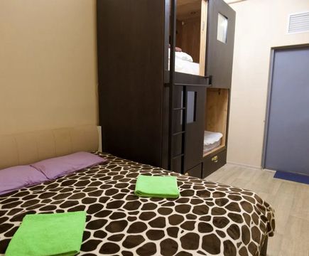 Вход и кровати