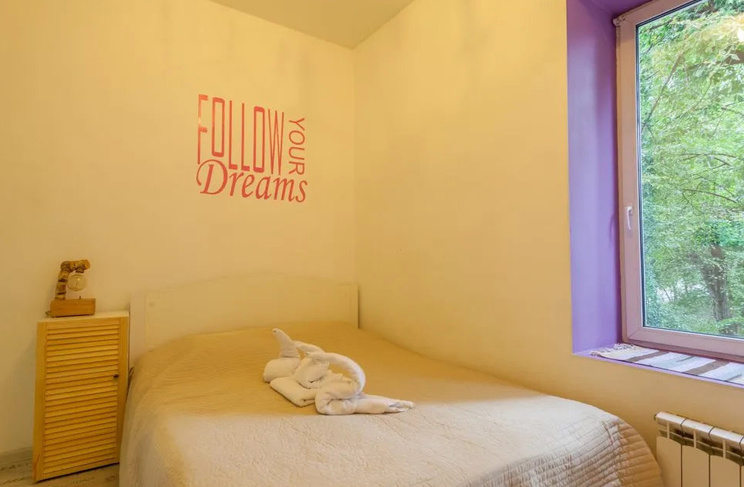 Двухместная кровать King-size и тумбочка