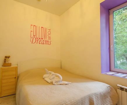 Двухместная кровать King-size и тумбочка