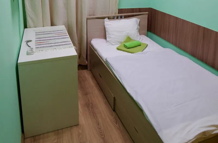 Кровать и тумбочка