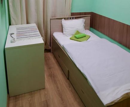 Кровать и тумбочка