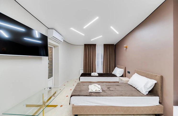 Кровати, стол и телевизор