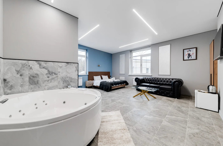 Кровать, диван и джакузи