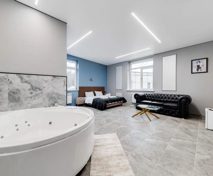 Кровать, диван и джакузи