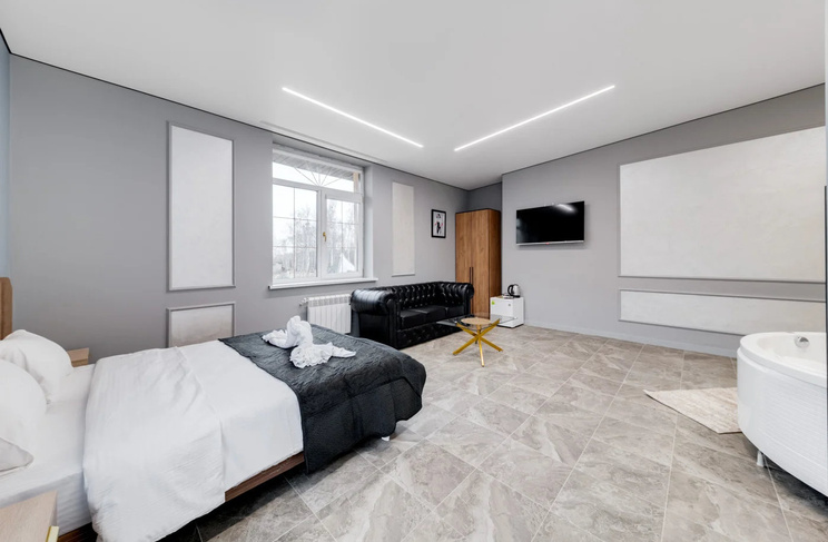 Кровать, диван и телевизор