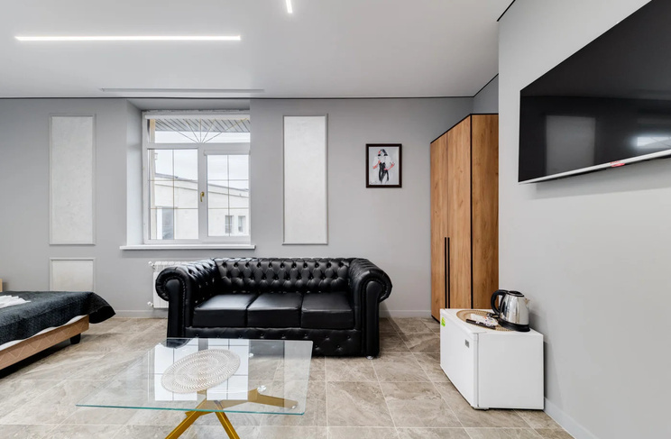 Диван, телевизор и стол