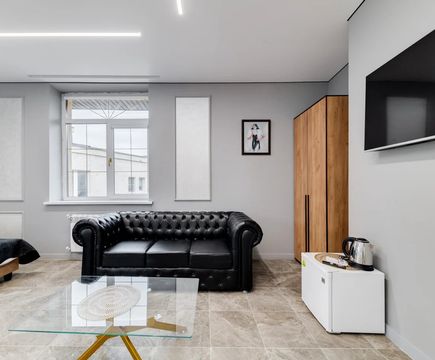 Диван, телевизор и стол