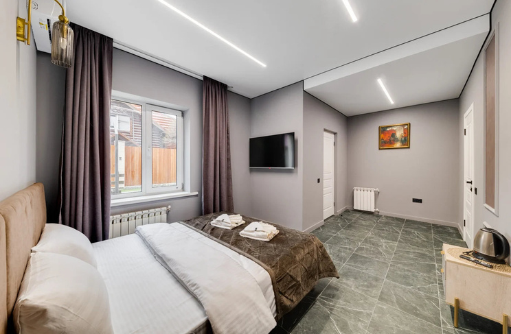 Двухместная кровать и телевизор