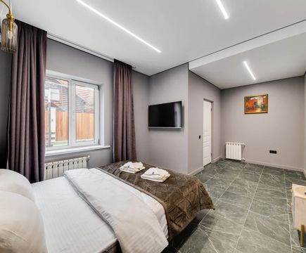 Двухместная кровать и телевизор