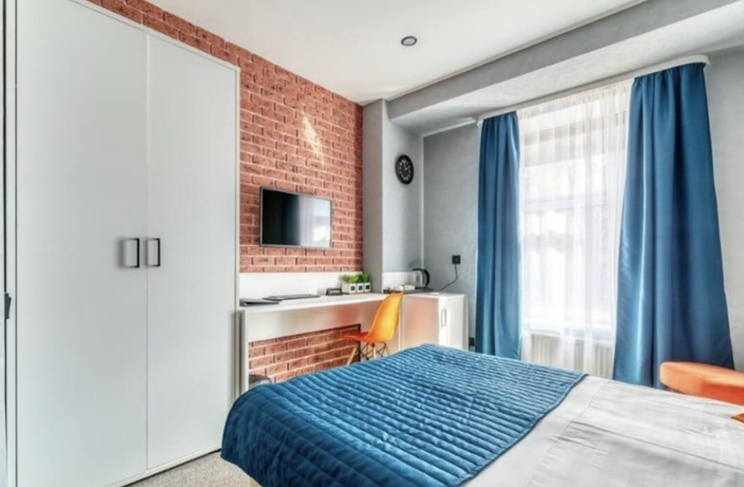 Кровать и шкаф