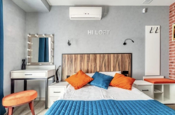 Кровать и туалетный столик