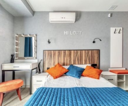 Кровать и туалетный столик