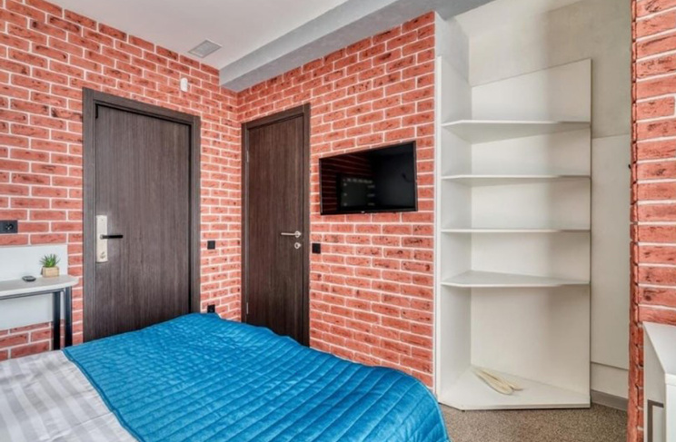 Кровать и шкаф