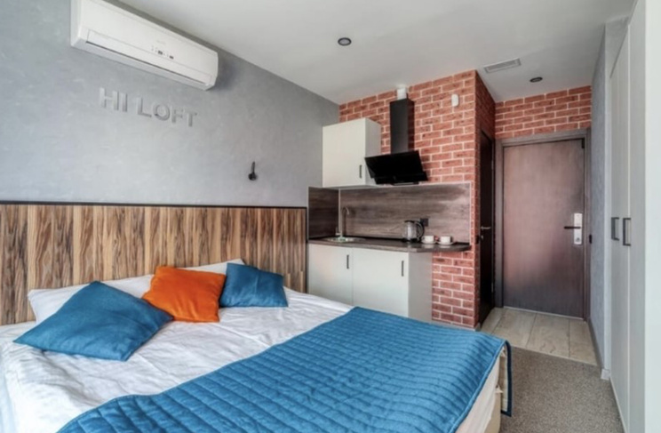 Кровать и кухонный уголок