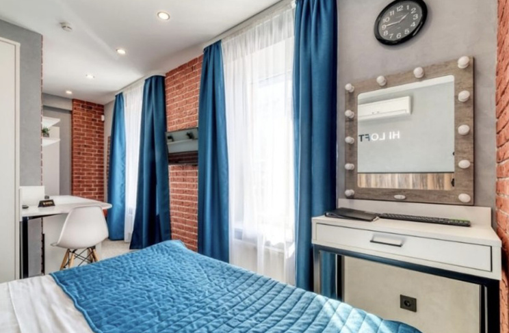 Кровать и туалетный столик