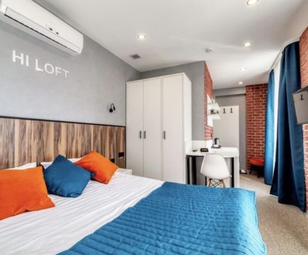 Кровать и шкаф