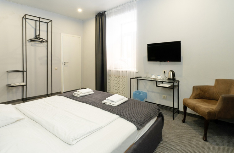 Кровать и ТВ