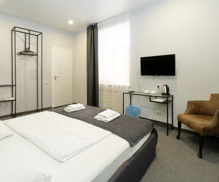 Кровать и ТВ