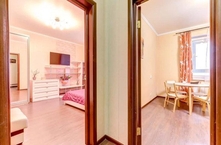 Вход в гостиную и вход на кухню