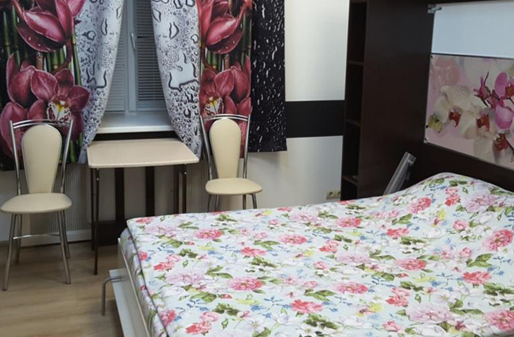 Кровать и стол