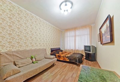 диван в спальне