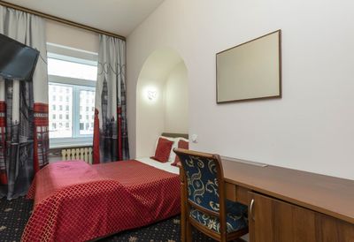 Красная кровать